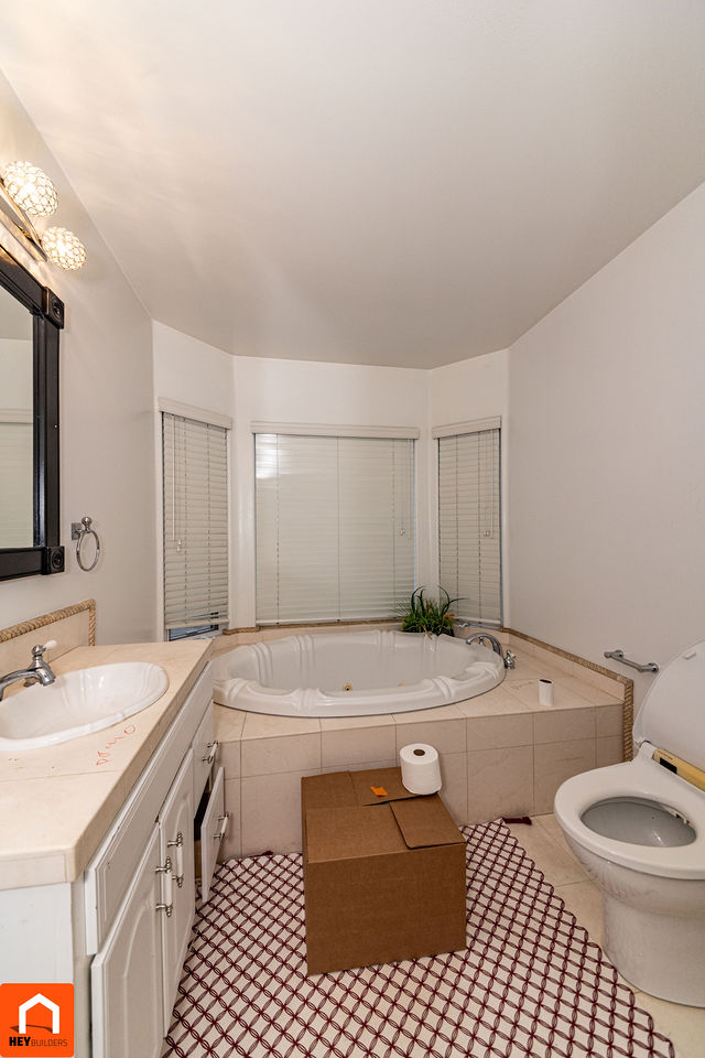 Master bathroom before renovation - full room view
